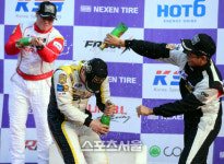 [SS포토]엔페라컵 BK-Onemaker에서우승한 박병환, 나도 샴페인을 따야 되는데~