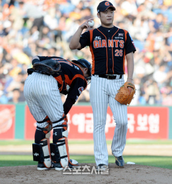 [SS포토] 롯데 이성민, 폭발하는 한화 타선에 뭇매! 7실점 강판!