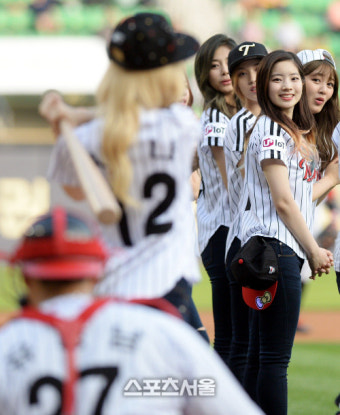[SS포토] 트와이스, 사나의 방망이질에 탄성~?