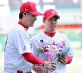 김용희 감독 축하받는 2000루타 주인공 최정[SS포토]