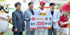2000루타 최정, 기념촬영으로 마무리[SS포토]