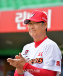 최정 2000루타 시상에 아빠미소 보이는 김용희 감독[SS포토]