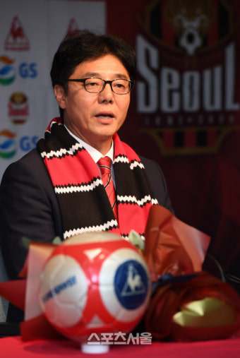 [SS포토]황선홍 감독, '내가 FC서울 감독이 될 줄은 생각도 못했었는데...'