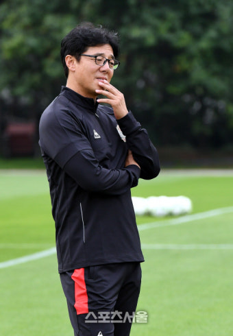 [SS포토] 황선홍 감독 취임 첫 훈련, '어떻게 끌고 가나...'