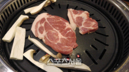 [돼지테리안의 한돈맛집]대파굽고 고추냉이 찍어먹는 831숙성통삼겹