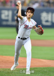[SS포토] 솔티 겨울의 시구, 진지한 표정으로 얍!