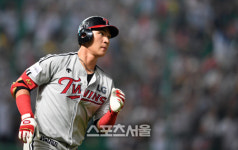 [SS포토]LG 오지환, 만루포 이어 솔로로 멀티 홈런