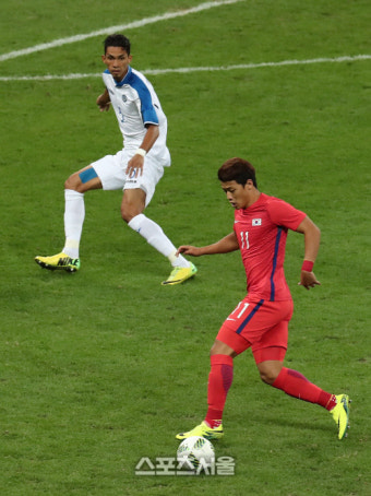 [SS포토] 남자 축구 8강전 황희찬, 온두라스 당황시키는 거침없는 공세!