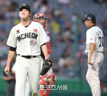 [SS포토] SK 박종훈, 롯데전 7개의 볼넷...5회 이상은 무리였다...