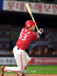 [SS포토]이틀 연속 홈런 넘기는 KIA 김호령