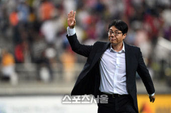 [SS포토]산둥 루넝에 3대1로 승리한 FC서울 황선홍 감독