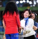 [SS포토]아쉬운 표정이 역력한 시상자 나경원 위원, 진송이였으면~~