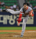 [SS포토] SK 김주한, 혼신의 역투로 모자가 갑자기...?