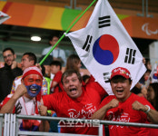 [SS포토]정호원을 향해 따봉을 외치는 브라질국민과 한국응원단