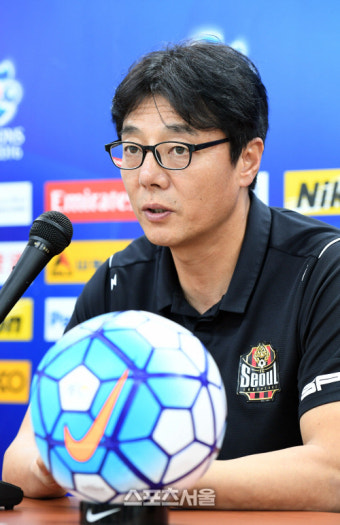 [SS포토]FC서울 황선홍 감독, '전북에 도전보다는 동등한 조건으로!'