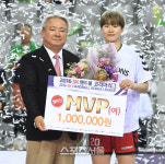 [SS포토] 서울시청 권한나, MVP에 빛나는 우승 영광!