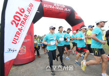 노스페이스 후원 ‘2016 제주울트라 트레일러닝’ 출발!