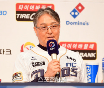 [SS포토] NC 김경문 감독 '1차전 선발투수는 해커'
