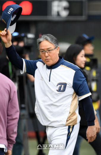 [SS포토]플레이오프 1,2차전 모두 승리한 NC 김경문 감독