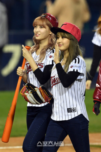 [SS포토]시타와 시구 마친 트와이스 모모와 지효