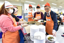 MMC피플, 서울역 노숙인 쉼터  따스한 채움터 에서 300여명의 노숙자들에게 무료 급식 제공!