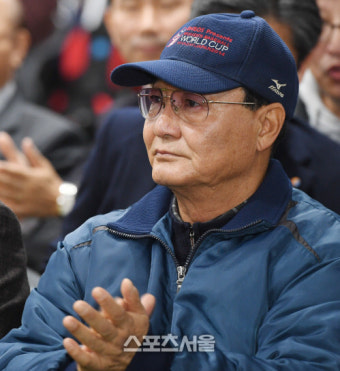 [SS포토] 이광환 전 LG 감독, 야구 꿈나무를 위한 박수...!