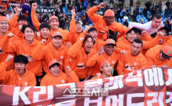 [SS포토]강원도의 힘을 알리며 승격된 강원, 멋지죠~