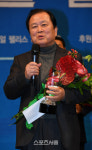 [SS포토]스포츠서울 올해의 상 공로상 수상한 홍순일 위원장