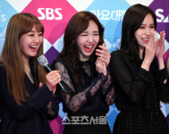 [SS포토] 트와이스, 포토 타임 중에 박장대소! 왜?