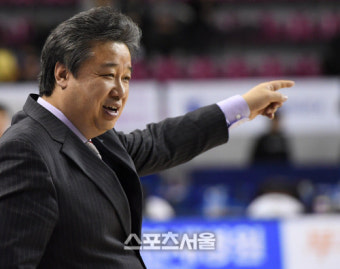 [SS포토] 삼성생명 임근배 감독, 웃으면 복이 와요~