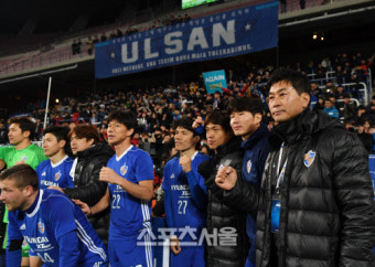 [SS포토] 울산 김도훈감독, 데뷔전 승리에 홈팬들과 위닝샷!