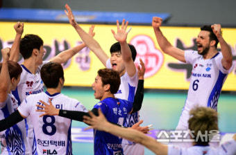 [SS포토] 5연승 대한항공, 우리카드 4연패 빠트리며 완벽한 승리!