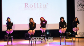 [SS포토]브레이브걸스 쇼케이스, 힐을 신고 의자 위에!