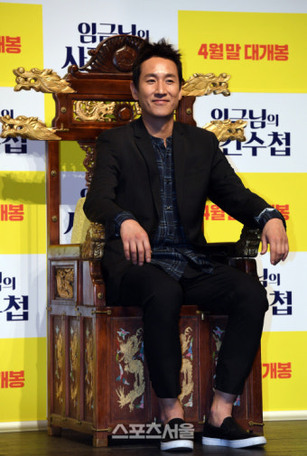 [SS포토]'임금님의 사건수첩' 이선균, 포토타임도 어좌에서!