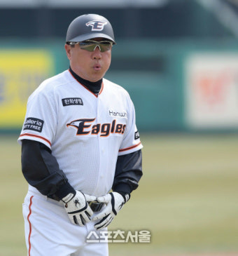[SS포토] 한화 김광수 코치, 이제 곧 시즌 개막인데...?