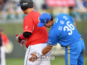 [SS포토]공 맞은 이대호의 허벅지 때려주는 이승엽