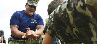 [B급통신] 억대 빚으로 7년간 성인물 출연한 美 특수부대 요원