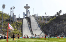 [SS포토]스키점프 타워 아래에서 펼쳐지는 강원과 인천의 경기