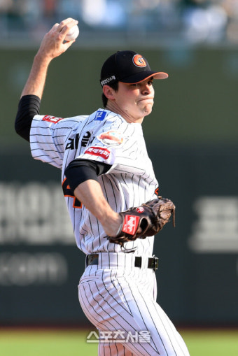 [SS포토]시즌 2승에 도전하는 롯데 선발 레일리