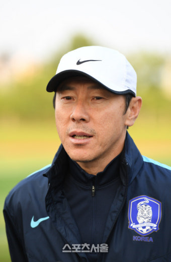 [SS포토]신태용 감독, '기니는 전형적인 아프리카 스타일의 팀'