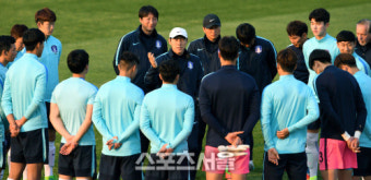 [SS포토]기니와의 개막전 준비하는 신태용 감독