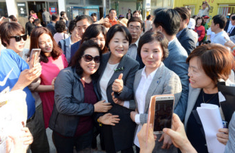 김정숙 여사, 원내대표 靑오찬 후식 손수 접대하기로