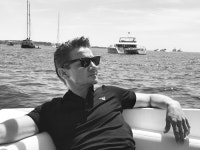 "여.심.저.격"…제레미 레너, 보트 위에 꽃중년 