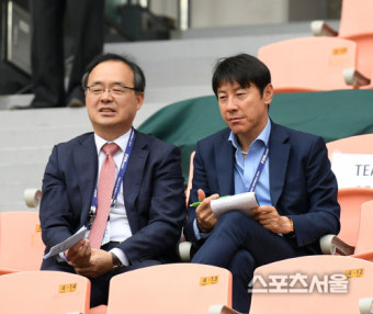 [SS포토] 잉글랜드-기니 전 지켜보는 신태용 감독