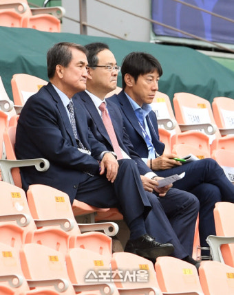 [SS포토]잉글랜드-기니 경기 지켜보는 신태용 감독
