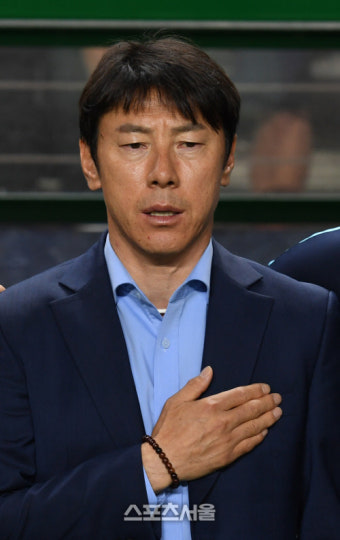 [SS포토]애국가 부르며 전의를 다지는 신태용 감독