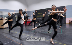 [SS포토]댄스시어터 컨택트 연습실 공개, 흥겹게 춤을!