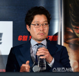 [SS포토] 유재명 '카리스마 표정으로 물 마시기'
