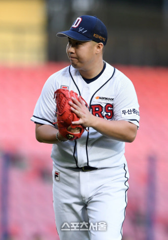 [SS포토]두산 유희관, '병살 플레이에 박수를!'