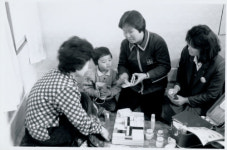 방판부터 모바일 앱까지…화장품 판매채널, 70년간 어떻게 변했나